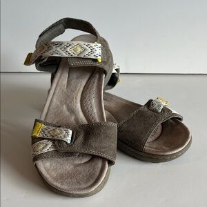 Clarks Collection Women’s Suede Sandals size 8